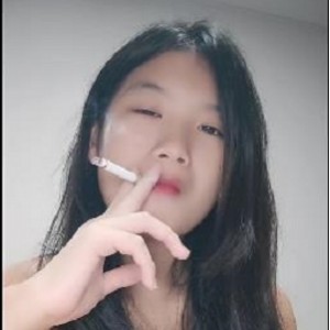 仅仅是一个普通的小姐姐，更是一个敢爱敢恨的小妹妹！18小妹-下H露脸-进入，1V-1.1G的视频，让你重新认识这位自拍达人！赶紧下载观看吧！